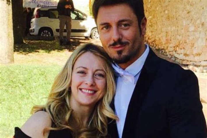 Andrea Giambruno (Mari de Giorgia Meloni) wikipédia, biographie, épouse, origine, femme, nouveau compagnon, taille, enfant et plus