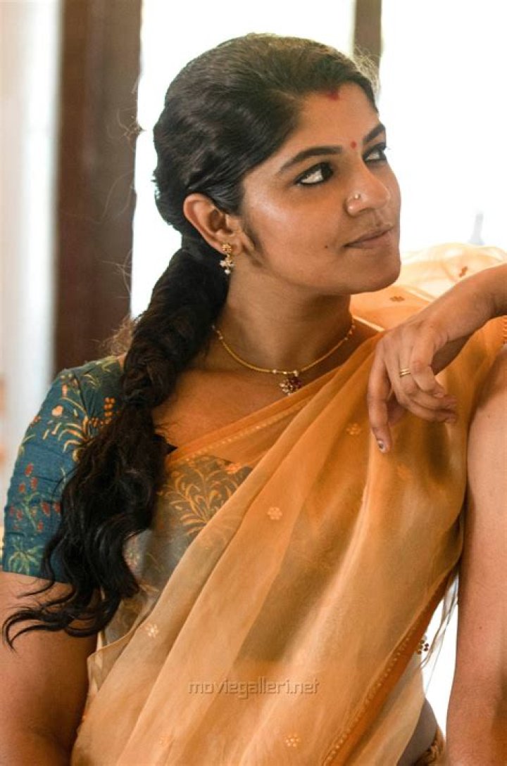 Aparna Balamurali Height, Age, Boyfriend, Family, Biography & More » StarsUnfolded