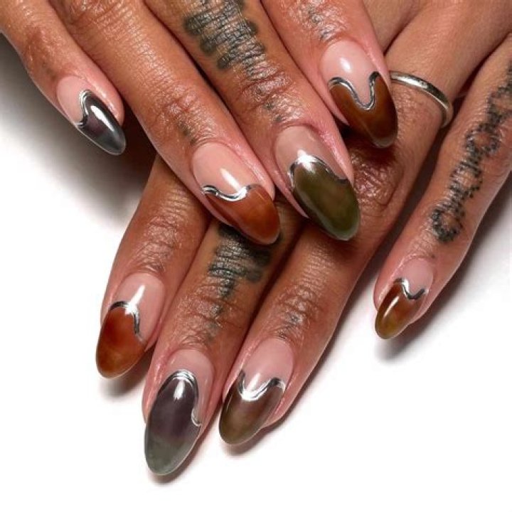 Autumn Chrome Manicures Bring the Year's Hottest Trend Into the Cooler Months