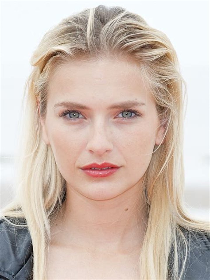 Camille Razat wikipédia, biographie, épouse, origine, mari, nouveau compagnon, taille, enfant et Plus