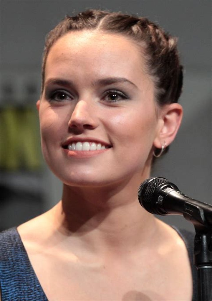 Daisy Ridley Ethnicity, Bikini, Measurements, Wikipedia, Eye Color, Sisters, Gallery, Husband, Movies, Net Worth, Height, Boyfriend, Instagram