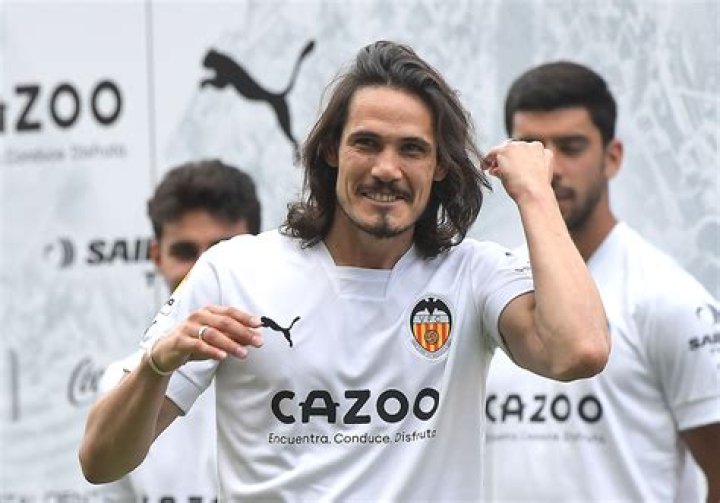 What is Edinson Cavani's Salary Per Week?