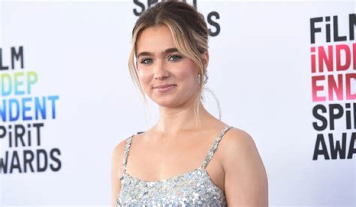 Haley Lu Richardson Engagement Ring, Relationship, Height, Ex-Boyfriend, Boyfriend, Dating
