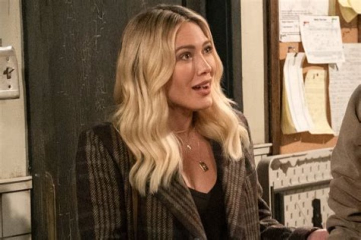 Hilary Duff Revisits Lizzie McGuire Character on 'HIMYF' (VIDEO)