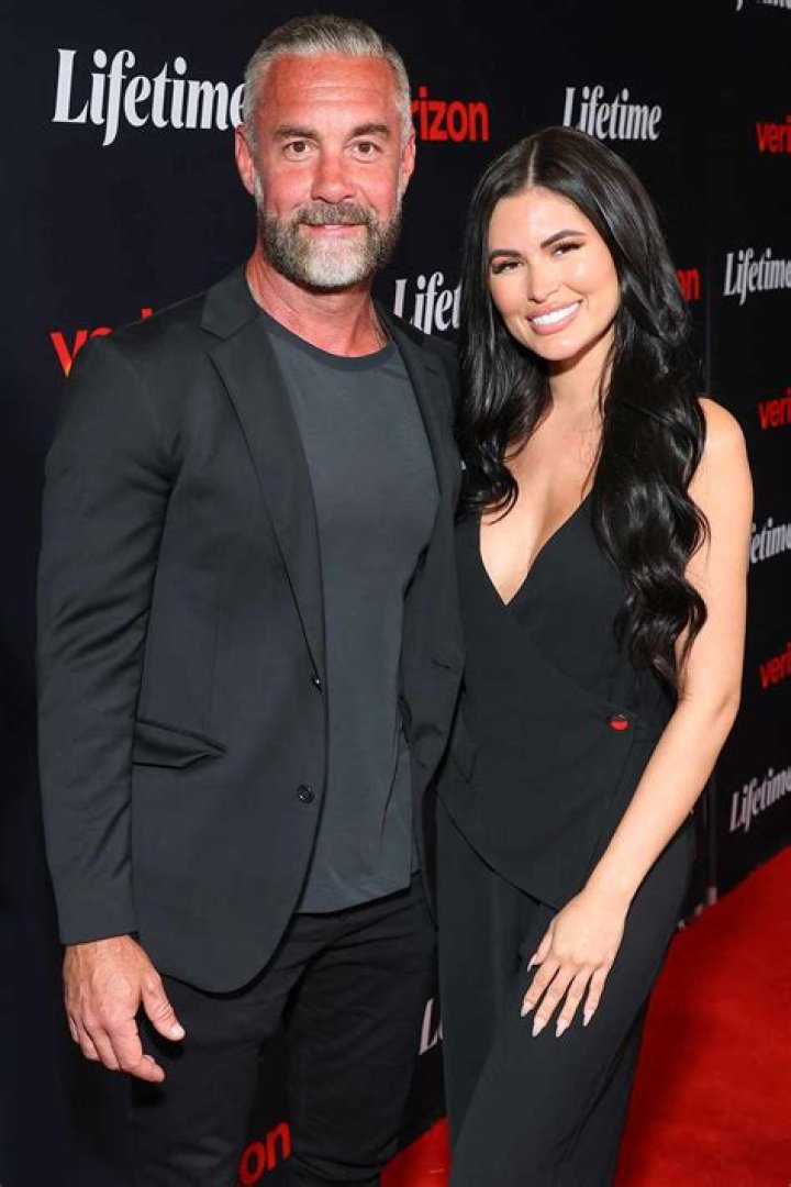 Jay Harrington Is Handling Married Life With Wife Like A Pro Amid Escalating Career! Relationship Goals?