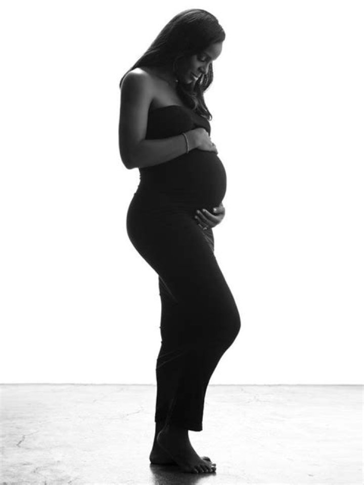 Kelly Rowland Glows in Nude Pregnancy Photos