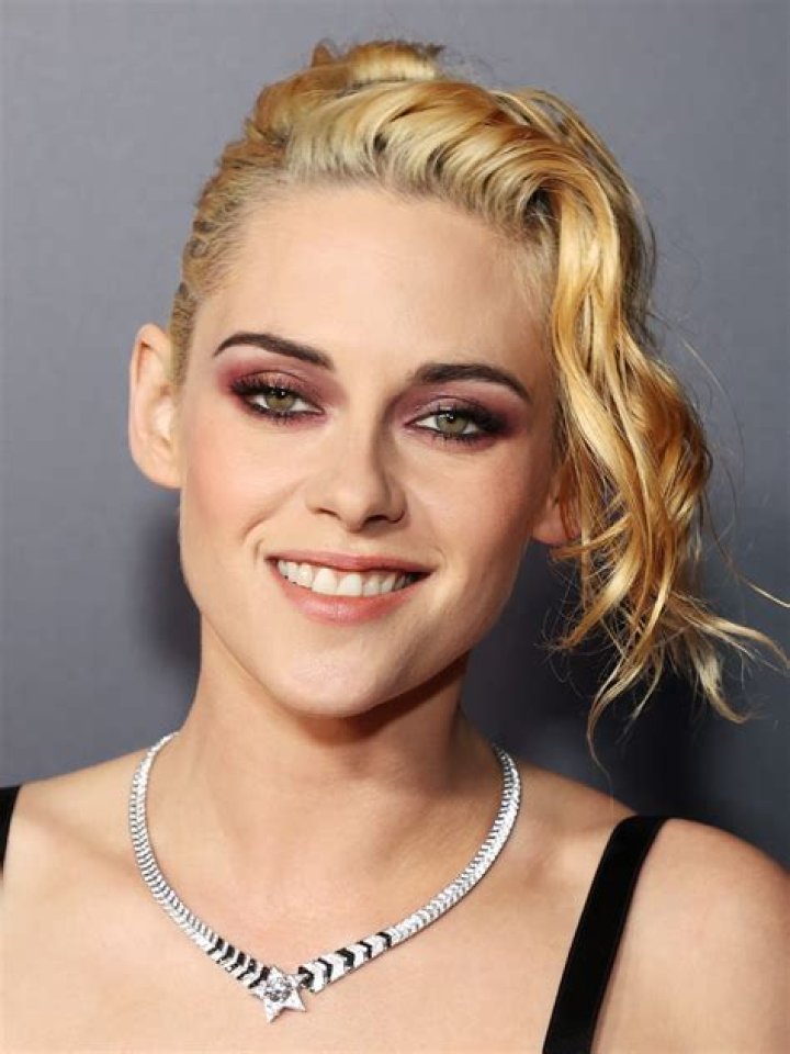 Kristen Stewart Biography, Age, Wiki, Height, Weight, Boyfriend, Family & More