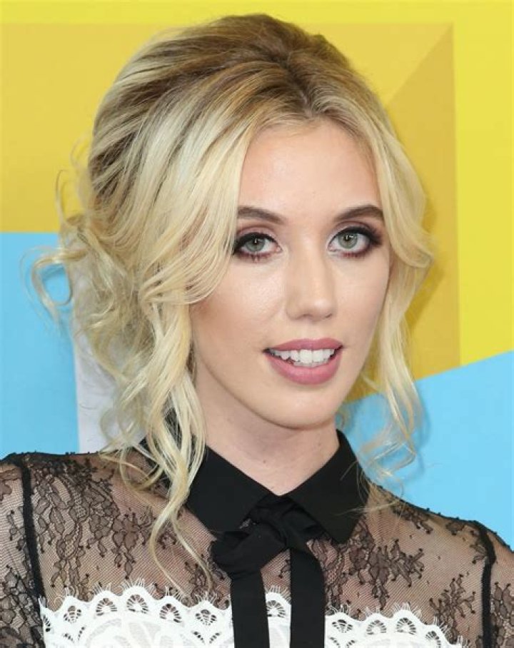 Laura Clery Wikipedia, Wiki, TikTok, Instagram, Still Married, Children, Siblings, Youtube, Podcast
