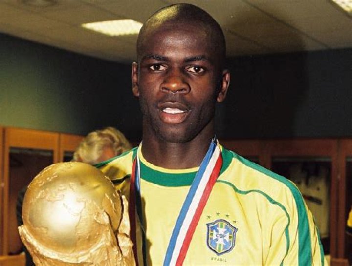 Lilian Thuram wikipédia, biographie, épouse, origine, femme, nouveau compagnon, taille, enfant et plus
