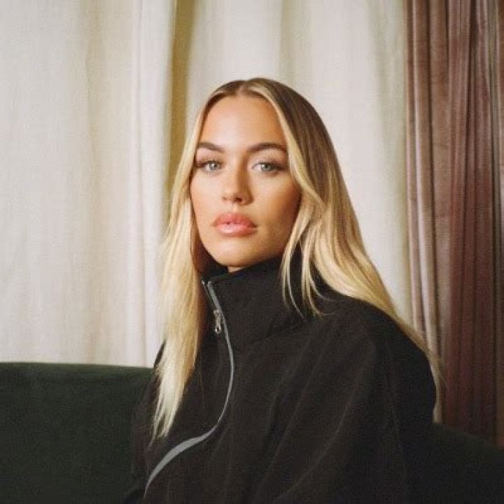 Lottie Tomlinson wikipédia, biographie, épouse, origine, mari, nouveau compagnon, taille, enfant et plus