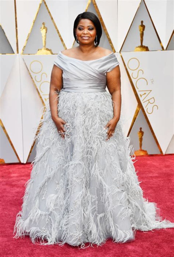 Octavia Spencer Glows in Silver at the 2017 Oscars