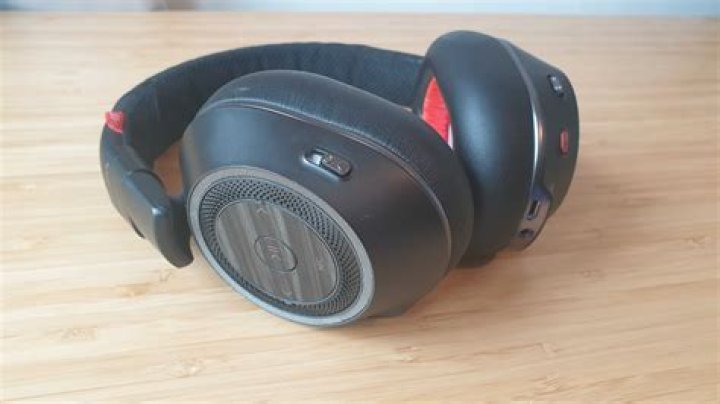 Poly Voyager 8200 UC wireless headset review