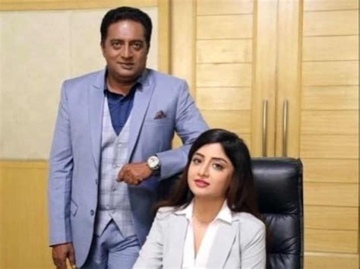 Poonam Kaur Pledges To Speak Out If Prakash Raj Wins