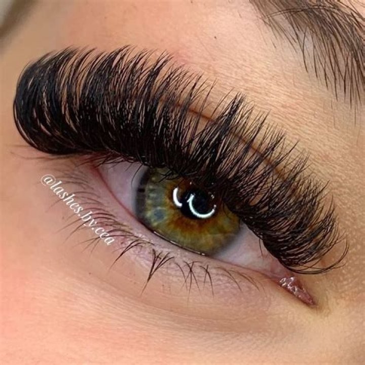 Russian Volume Lash Extensions: Benefits, Risks, and Cost