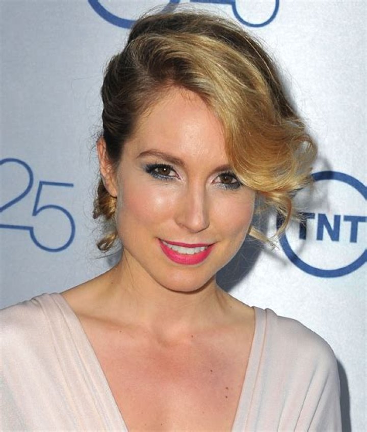 Sarah Carter's Net Worth (Updated 2024)
