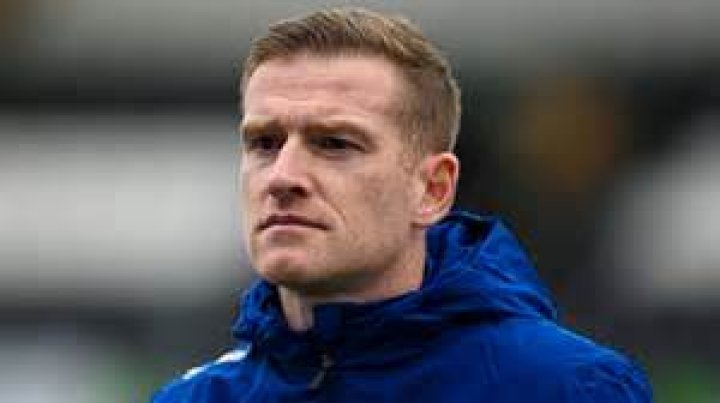 What is Steven Davis's Salary Per Week?