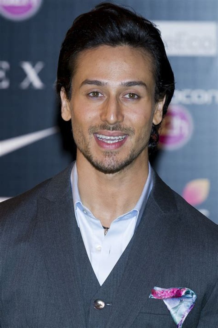 Tiger Shroff Wikipédia, biographie, épouse, origine, femme, nouveau compagnon, taille, enfant et plus