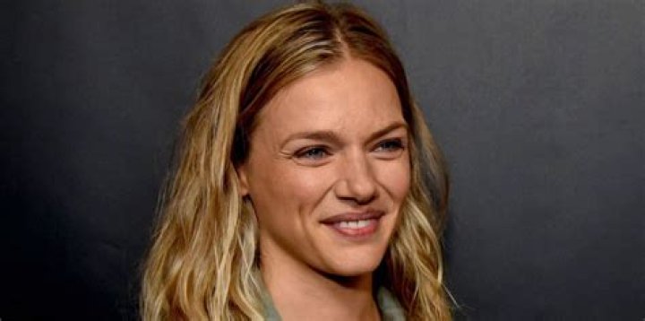 Tracy Spiridakos' (Chicago P.D.) Net Worth, Measurements, Bio