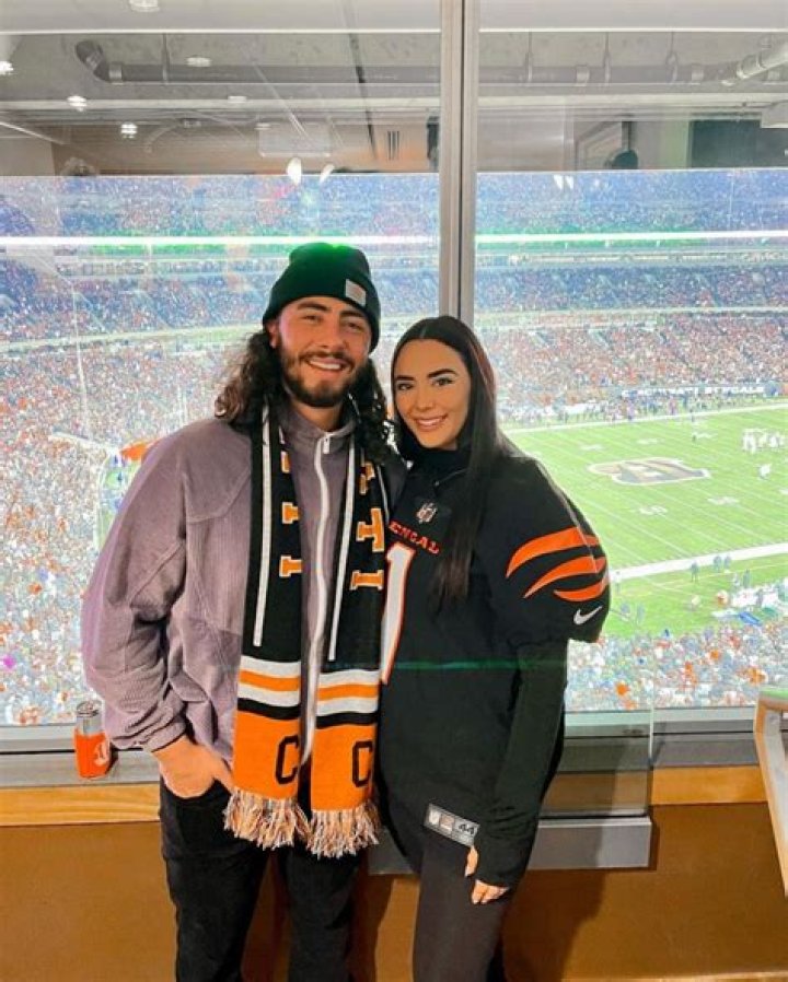 Who is Danielle, girlfriend of Jonathan India? His parents, family, salary, net worth, jersey